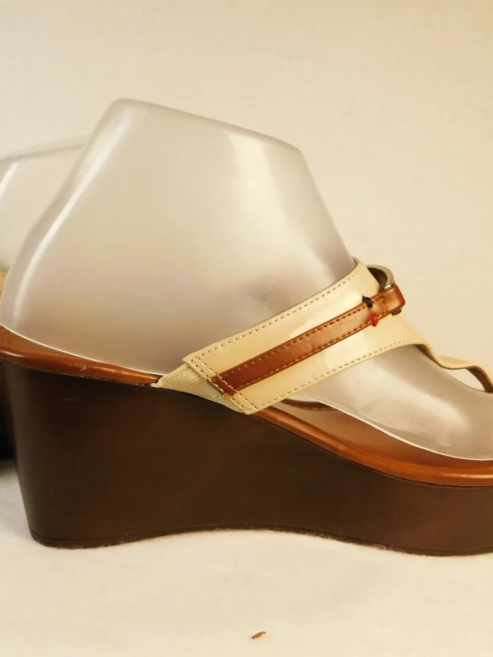 Tommy Hilfiger Siesta Women's 8 Platform Wedge Flip Flops Brown/Cream/Gold Logo